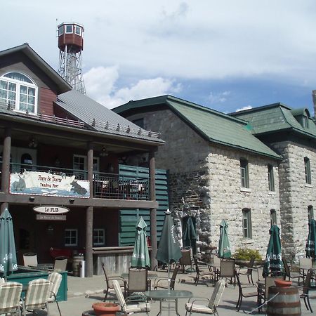 Chateau Logue Hotel Maniwaki Экстерьер фото