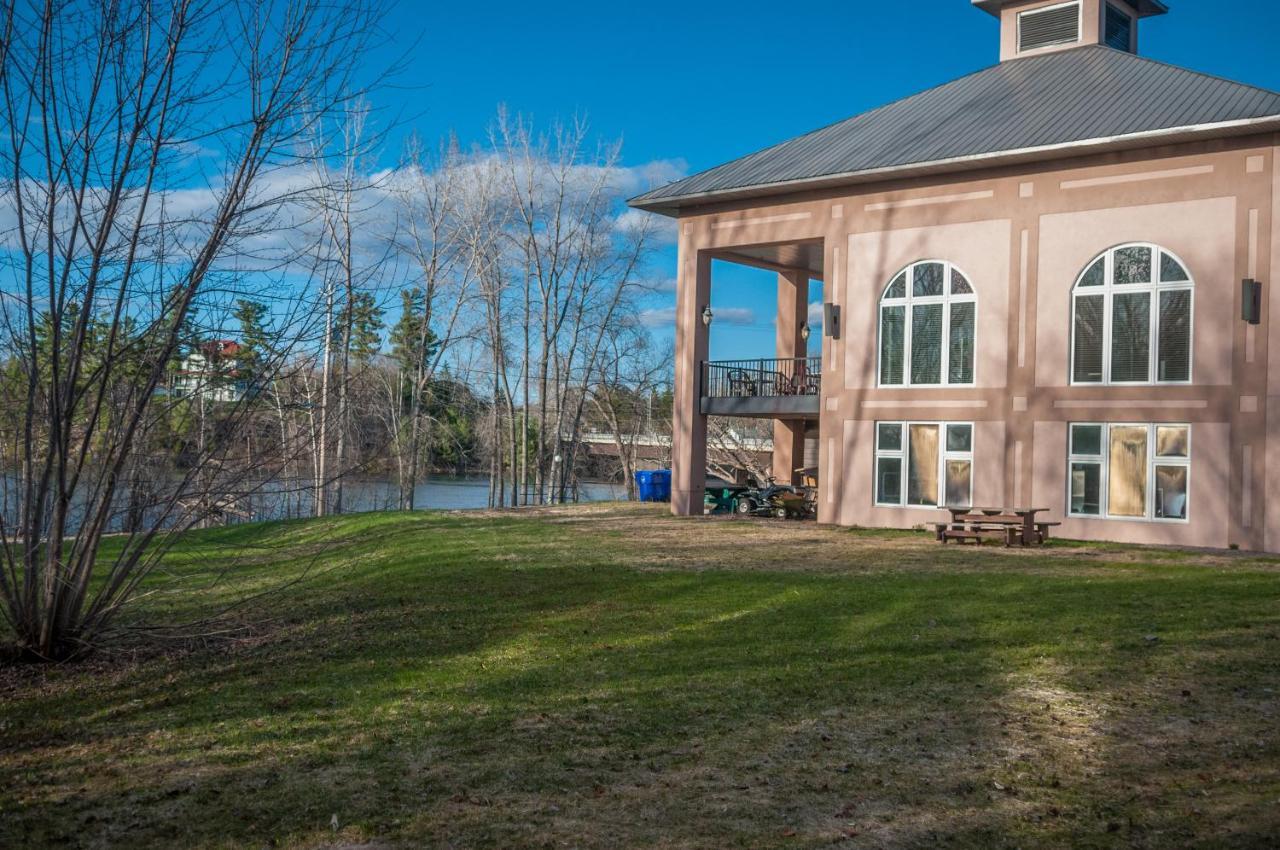 Chateau Logue Hotel Maniwaki Экстерьер фото