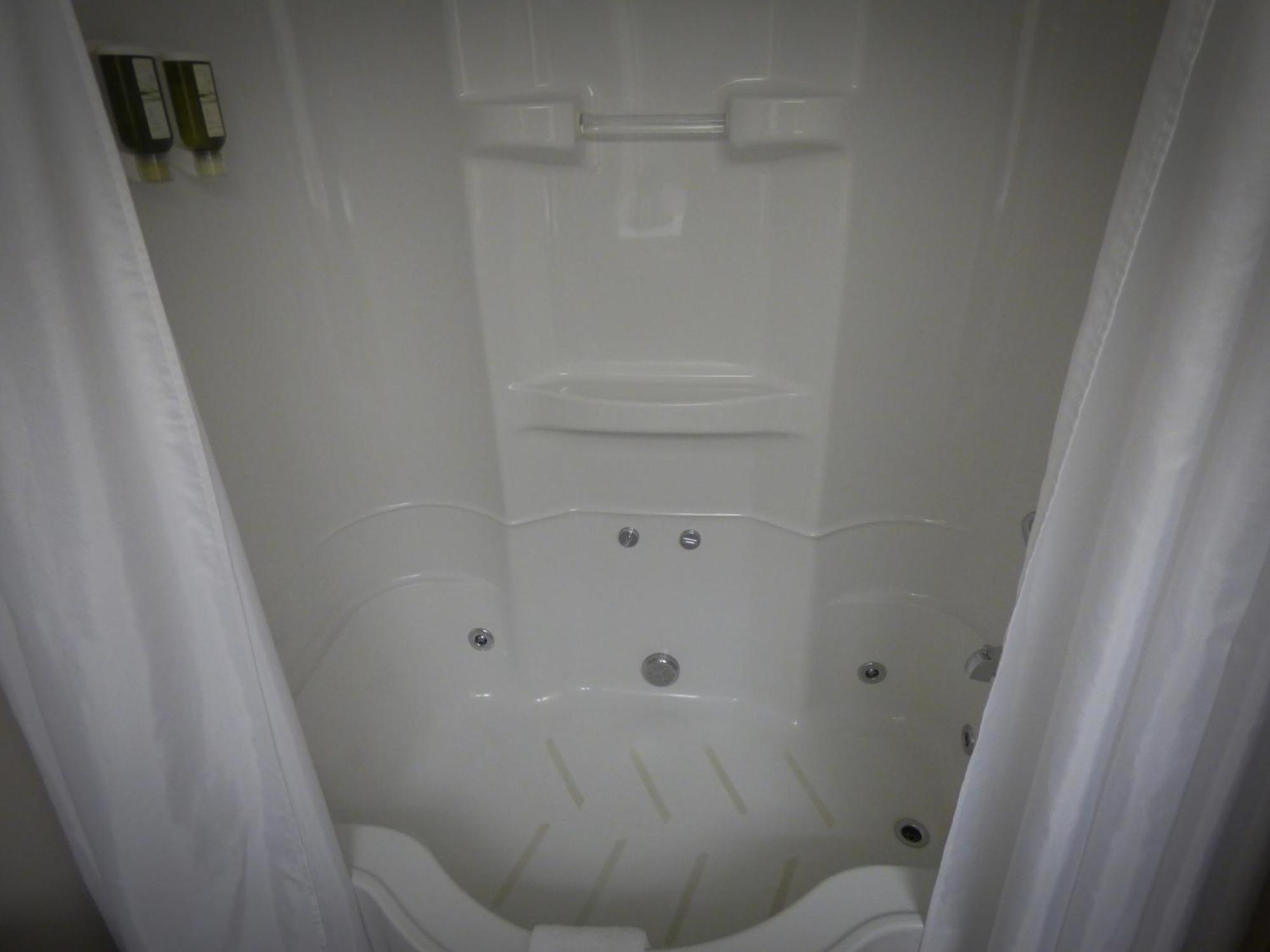 Chateau Logue Hotel Maniwaki Экстерьер фото