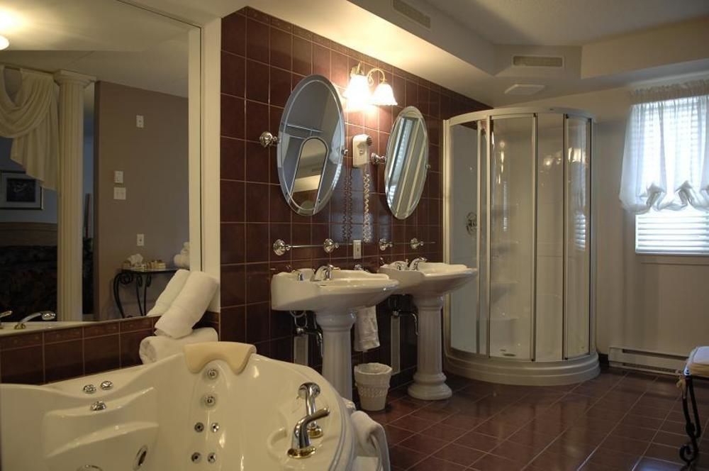 Chateau Logue Hotel Maniwaki Экстерьер фото