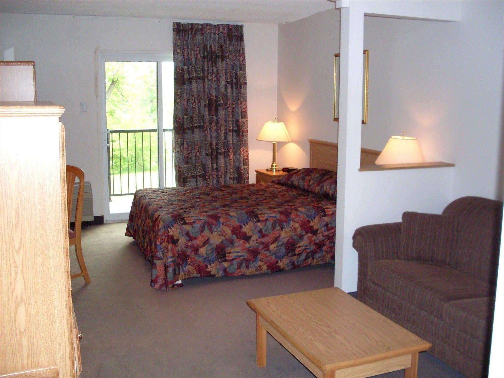 Chateau Logue Hotel Maniwaki Экстерьер фото