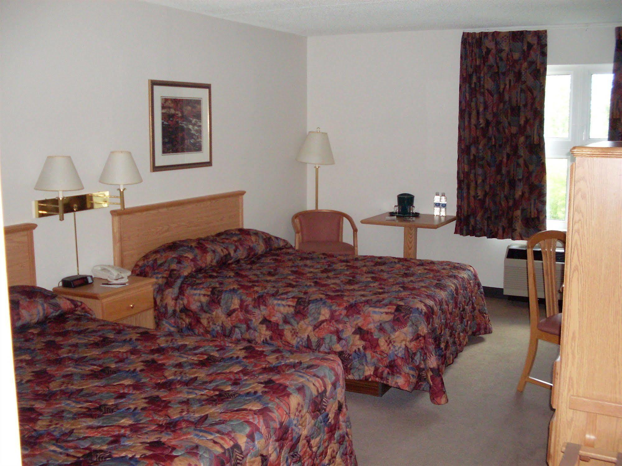 Chateau Logue Hotel Maniwaki Экстерьер фото