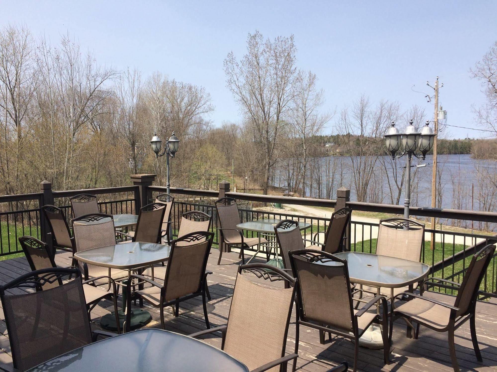 Chateau Logue Hotel Maniwaki Экстерьер фото