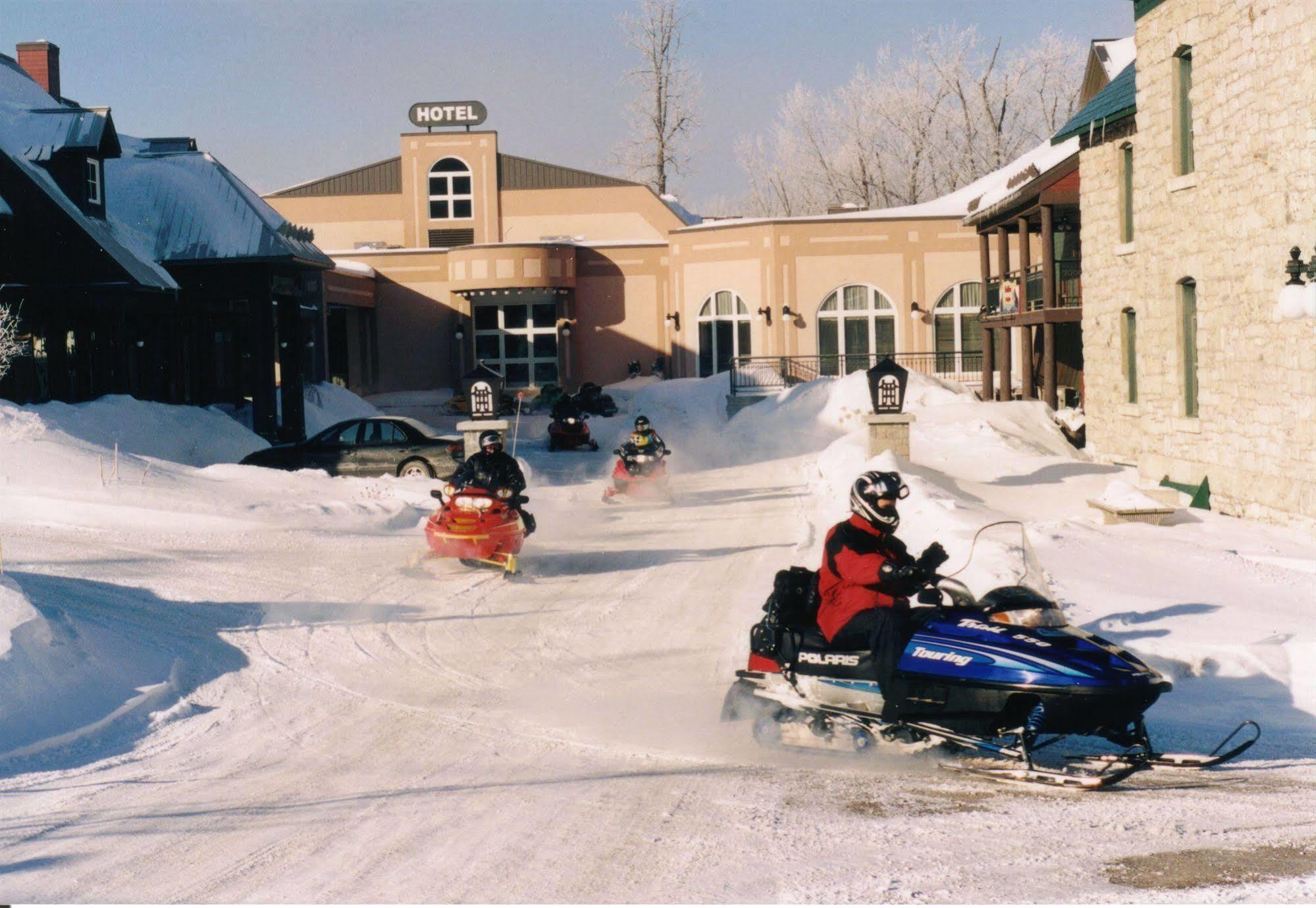 Chateau Logue Hotel Maniwaki Экстерьер фото